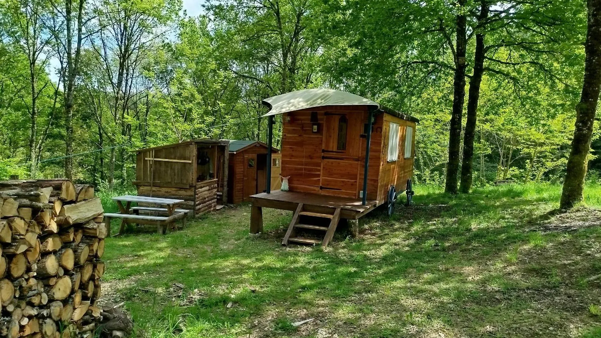 Roulotte Et Cabane Par Hasard Saint-Bressou  营地 Saint-Bressou (Lot)