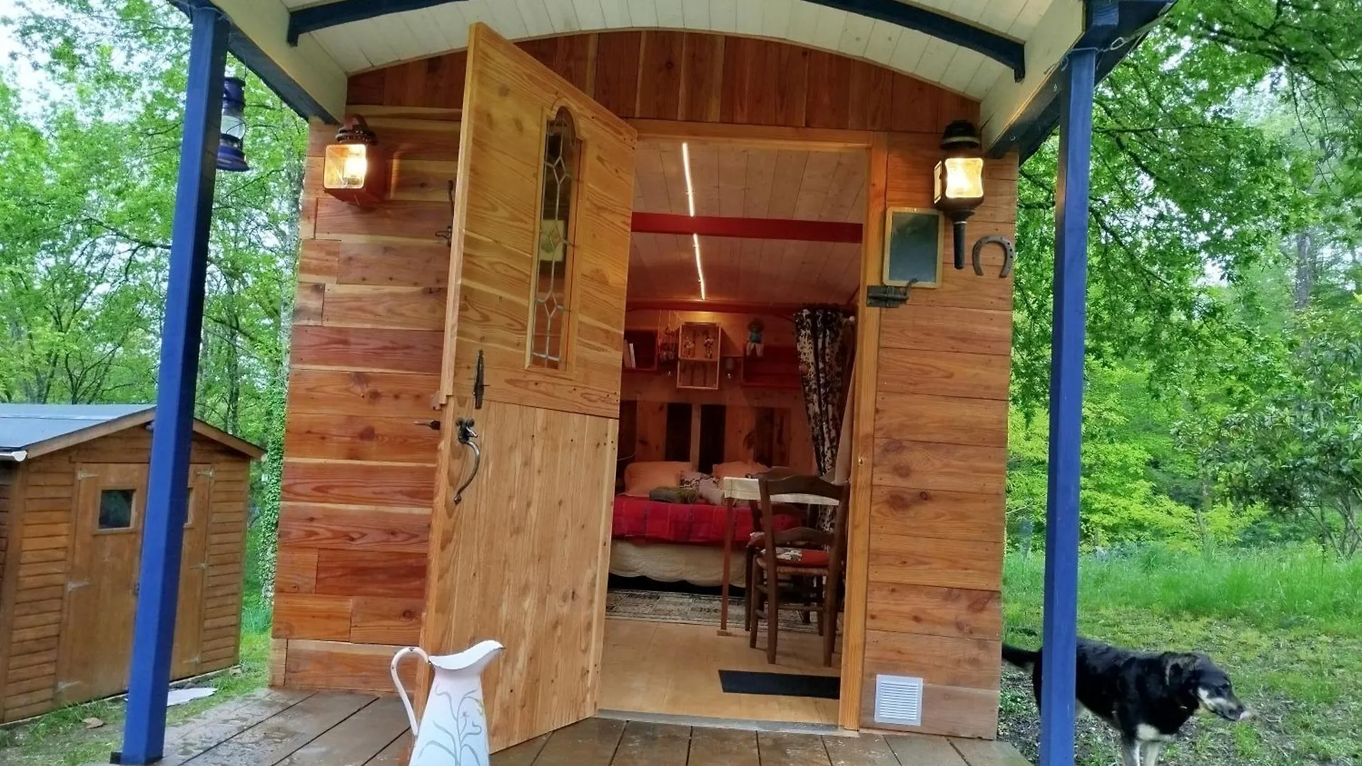营地 Roulotte Et Cabane Par Hasard Saint-Bressou  法国