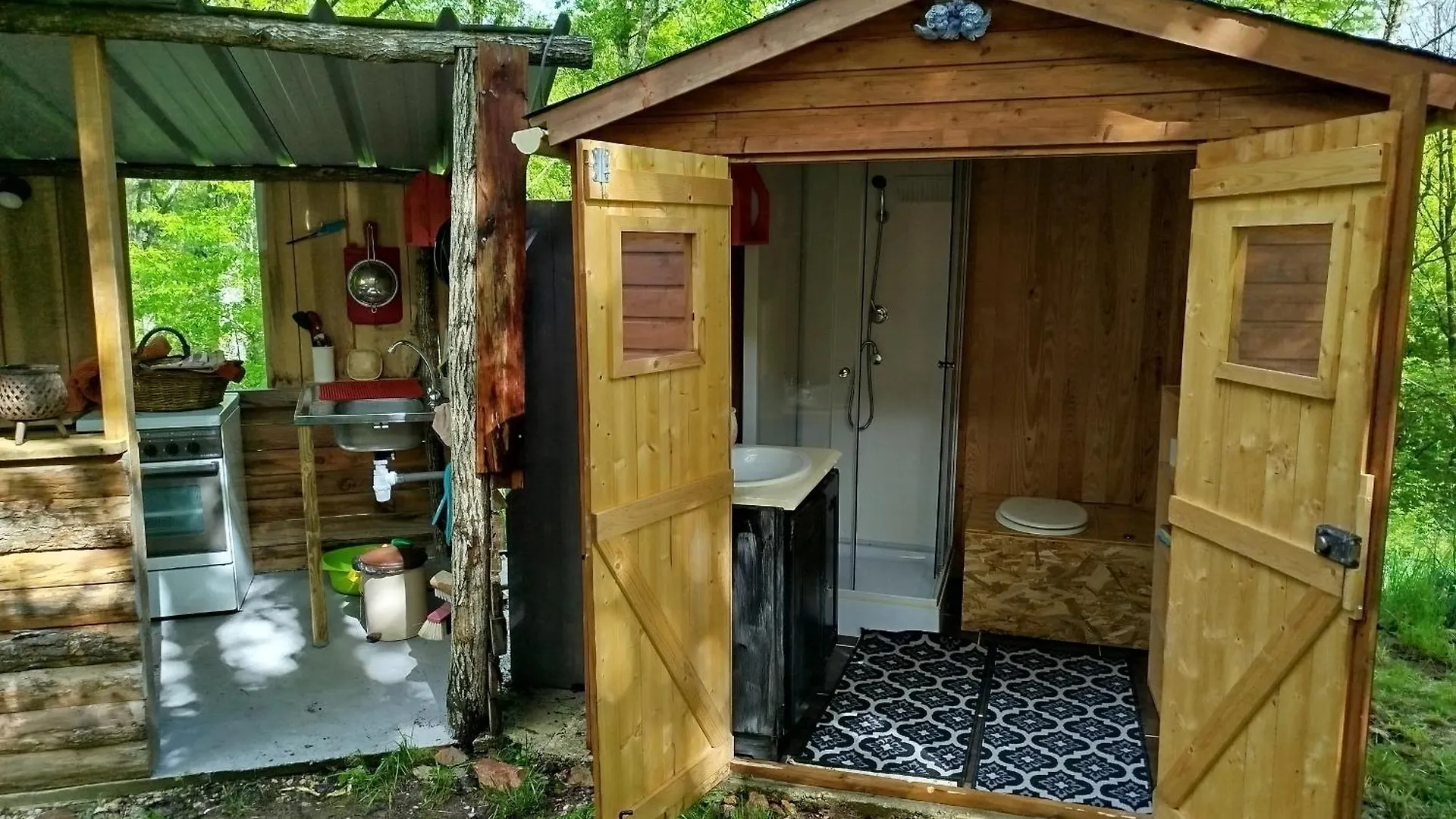 营地 Roulotte Et Cabane Par Hasard Saint-Bressou