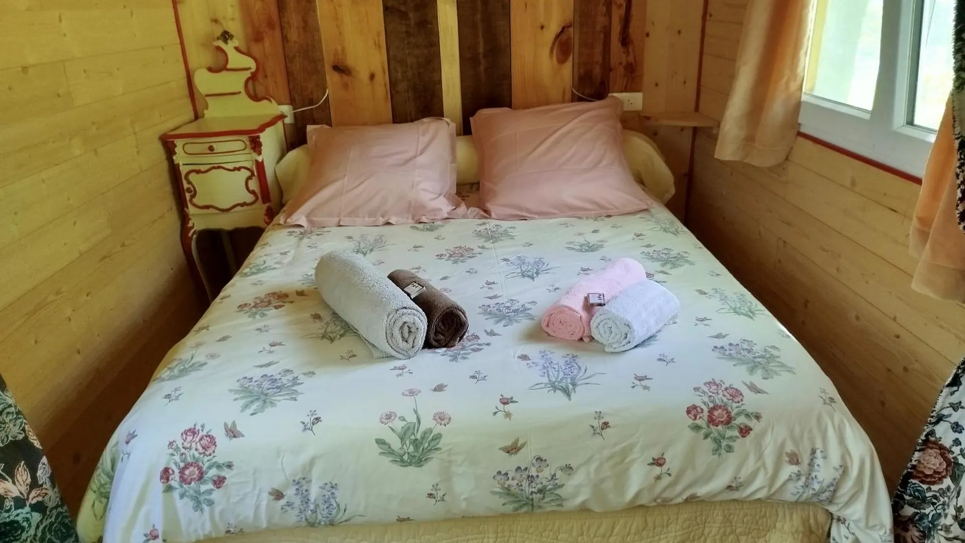 营地 Roulotte Et Cabane Par Hasard Saint-Bressou