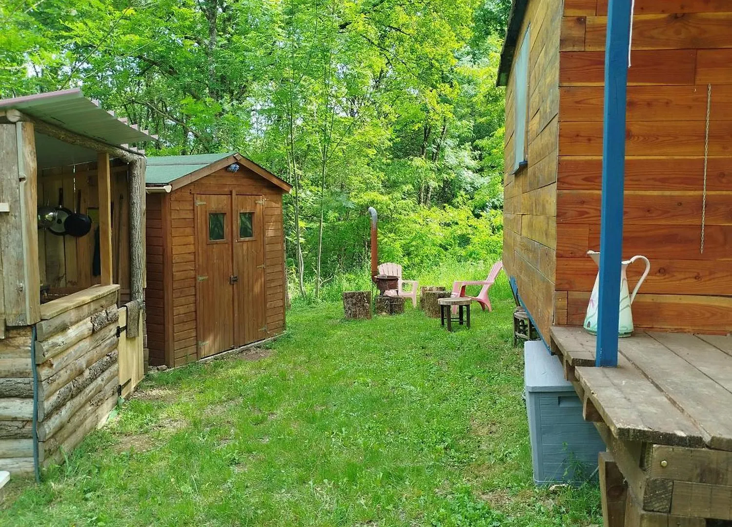 Roulotte Et Cabane Par Hasard Saint-Bressou